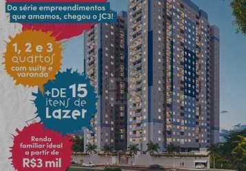 Apartamento de 2 quartos com suíte, varanda e vaga na garagem.