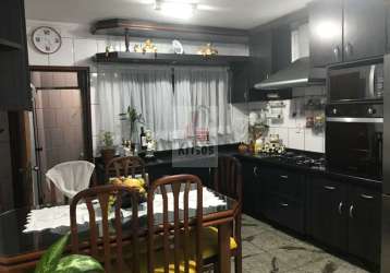 Linda casa reformada com espaço gourmet e churrasqueira