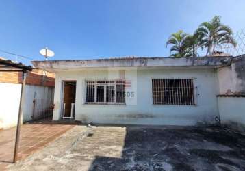 Casa terreá com três dormitórios e garagem para 12 carros.