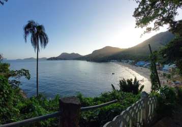 Casa de três quartos na praia brava mangaratiba rj.