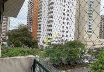 Apartamento com 3 dormitórios (1 suíte), sacada, vaga de garagem, região central da praia das pitangueiras no guarujá/sp