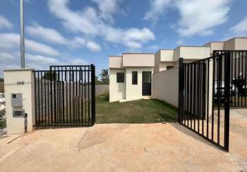 Linda casa linear com 2 quartos e amplo quintal em grama