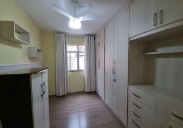 Excelente casa geminada de 2 quartos com garagem