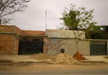 Casa  geminada á venda no bairro santa clara !