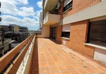 Apartamento central com terraço e 3 dormitórios.