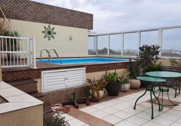 Cobertura duplex no centro com 3 dormitórios, terraço e piscina.