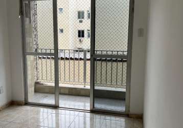 Vendo apartamento 2 quartos, elevador, varanda, dep de empregada