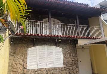 Vendo casa duplex, vazia, com 3 quartos, 1 suíte, piscina, churrasqueira com 216m2. moneró