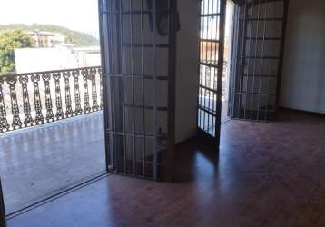 Vendo casa linear vazia, 280 m2, com quintal e gramado,  no jardim guanabara!