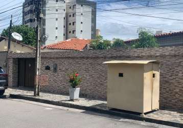 Ótima casa plana  com três quartos, gabinete, estar intimo, dce, oito vagas, próximo shopping riomar