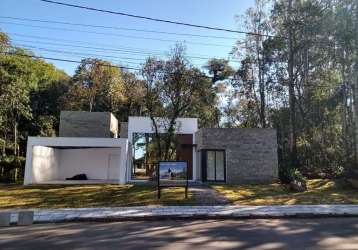 Casa lago negro, com 4 suítes, estilo contemporâneo, localizada em gramado/rs.