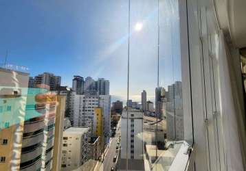 Apartamento finamente mobiliado, com vista para o mar.