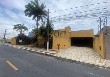 Casa de esquina na coroa do meio - excelente para comércio ou residência!