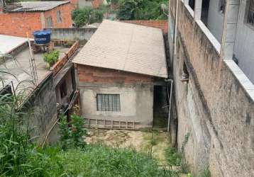 Casa com quarto, sala, cozinha e banheiro com uma vaga