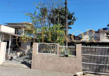 Casa localizada no bairro nossa senhora das graças perto do komprão em navegantes sc, são 2 casas no terreno