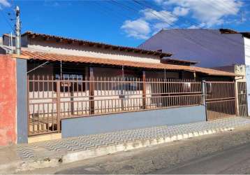 Casa três quartos, sendo uma suíte, sala, cozinha, banheiro social, lavanderia e uma vaga de garagem.