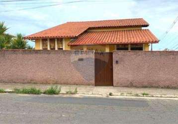 Casa com piscina e 4 quartos para venda próxima à portaria do ufla