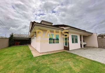 Casa com suíte e dois dormitórios à venda.