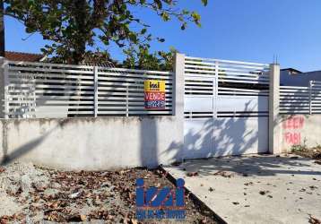 Casa com espaço de terreno e 4 quartos