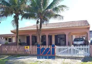 Casa a venda em praia de leste na quadra do mar