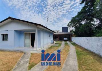 Casa na praia com espaço de terreno e edícula