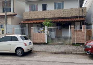 Casa duplex com 8 dormitórios/ quartos  no bairro madri em palhoça a venda por r$ 721.000,00