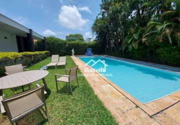 Vende casa térrea com 580m², piscina e 3 dormitórios.