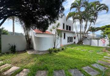 Casa de 4 dormitórios para locação na carvoeira