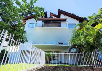 Casa à venda em sambaqui com 226 m², 4 quartos, 3