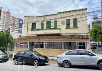 Casa à venda em centro com 300 m², 2 quartos