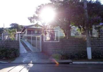 Casa á venda com 3 dormitórios no campeche.