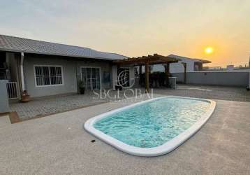 Casa com piscina e terreno de 540m² na barra do saí em itapoá sc