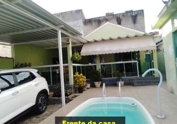 Linda casa linear em rua fechada, dois quartos, piscina e área gourmet