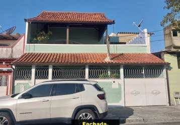 Ampla casa com piscina, terraço coberto e 3 quartos em rua fechada