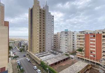 2 dormitórios a 100m da praia, sacada com vista para o mar e vaga de garagem.