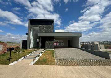 Casa térrea no condomínio villa bela vista com área de lazer e vista para o lago