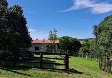 Casa aconchegante com grande terreno e vagas no bairro condado del rey