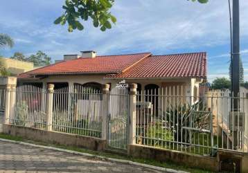 Casa para venda em sombrio, centro, 3 dormitórios, 2 banheiros, 2 vagas