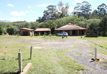 Sítio comercial à beira de arroio com espaço para acampamento e churrasqueiras: oportunidade única!