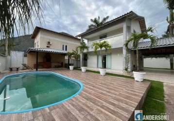 Casa de alto padrão  em condomínio com 4 quartos, piscina e churraqueira em itaipuaçu