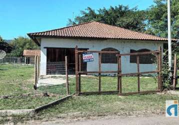 Ótima casa com 181,65m² de área construída e 6.622,86m² de terreno, no condomínio três reis.