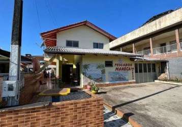 Casa em penha: 4 dormitórios, próxima ao beto carrero e à praia