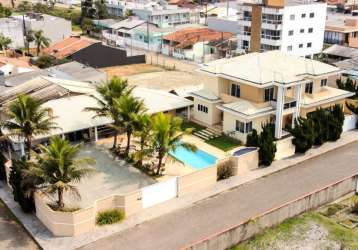 Casa alto padrão e conforto: 4 suítes e área de lazer completa!