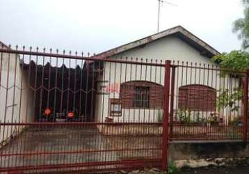 Casa localizada em um bairro tranquilo e tradicional. possui uma edícula  com sala, cozinha, quarto