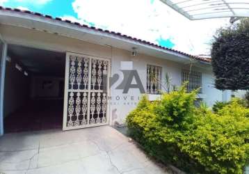 Casa  térrea com 3 dormitórios e 2 banheiros, 4 vagas