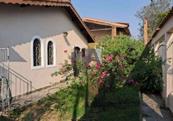 Casa térrea com 3 dormitórios, 3 banheiros, 4 vagas.