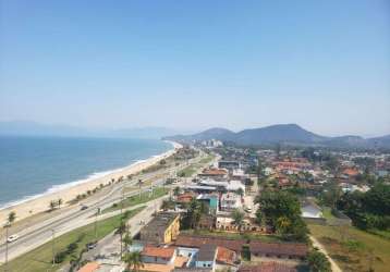 Cobertura com vista para o mar e morro na praia de massaguaçu