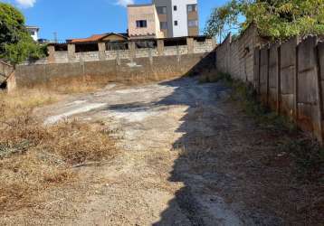 Vende-se  lote com casas no centro.