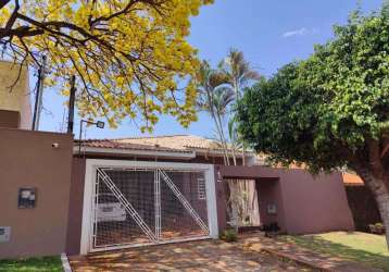 Linda casa com mezanino em bairro nobre