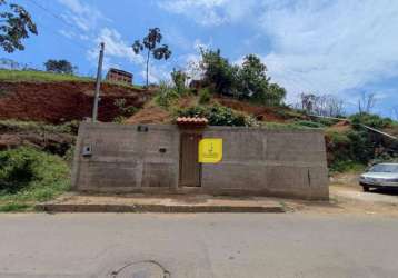 Granja urbana, c/ 502m², e casa simples de 2/4. terreno em aclive, porém, muito bem localizada. rua asfaltada, e ônibus na porta, no bairro são pedro.